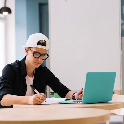 Curso online grátis de cuidador de idosos para se inscrever
